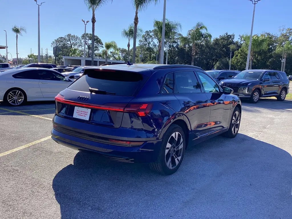2022 AUDI E-TRON PREMIUM photo 6