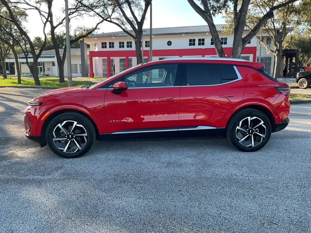 2024 CHEVROLET EQUINOX EV LT photo 2