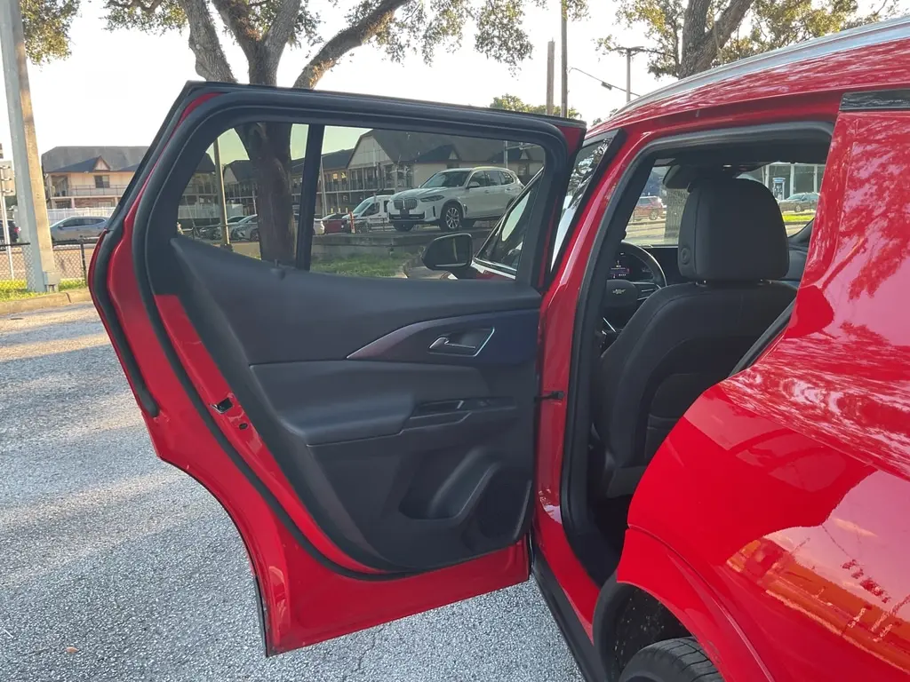 2024 CHEVROLET EQUINOX EV LT photo 11