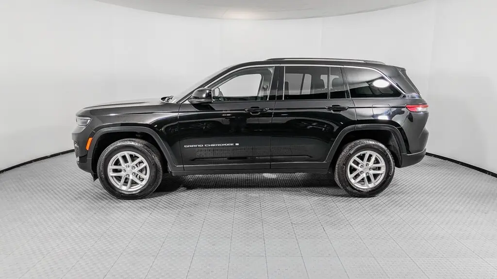 2023 JEEP GRAND CHEROKEE LAREDO X photo 2