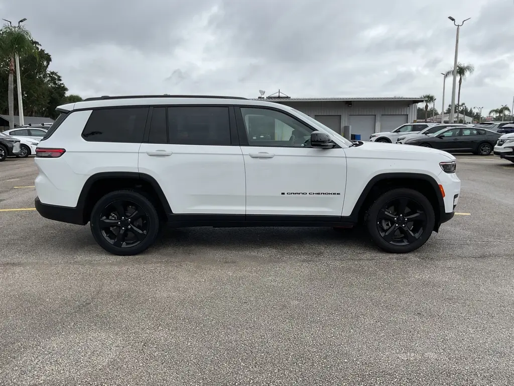 2023 JEEP GRAND CHEROKEE L ALTITUDE photo 12