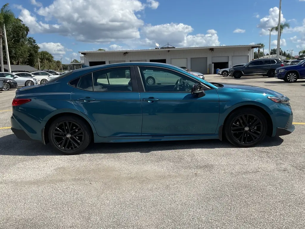 2025 TOYOTA CAMRY SE photo 4