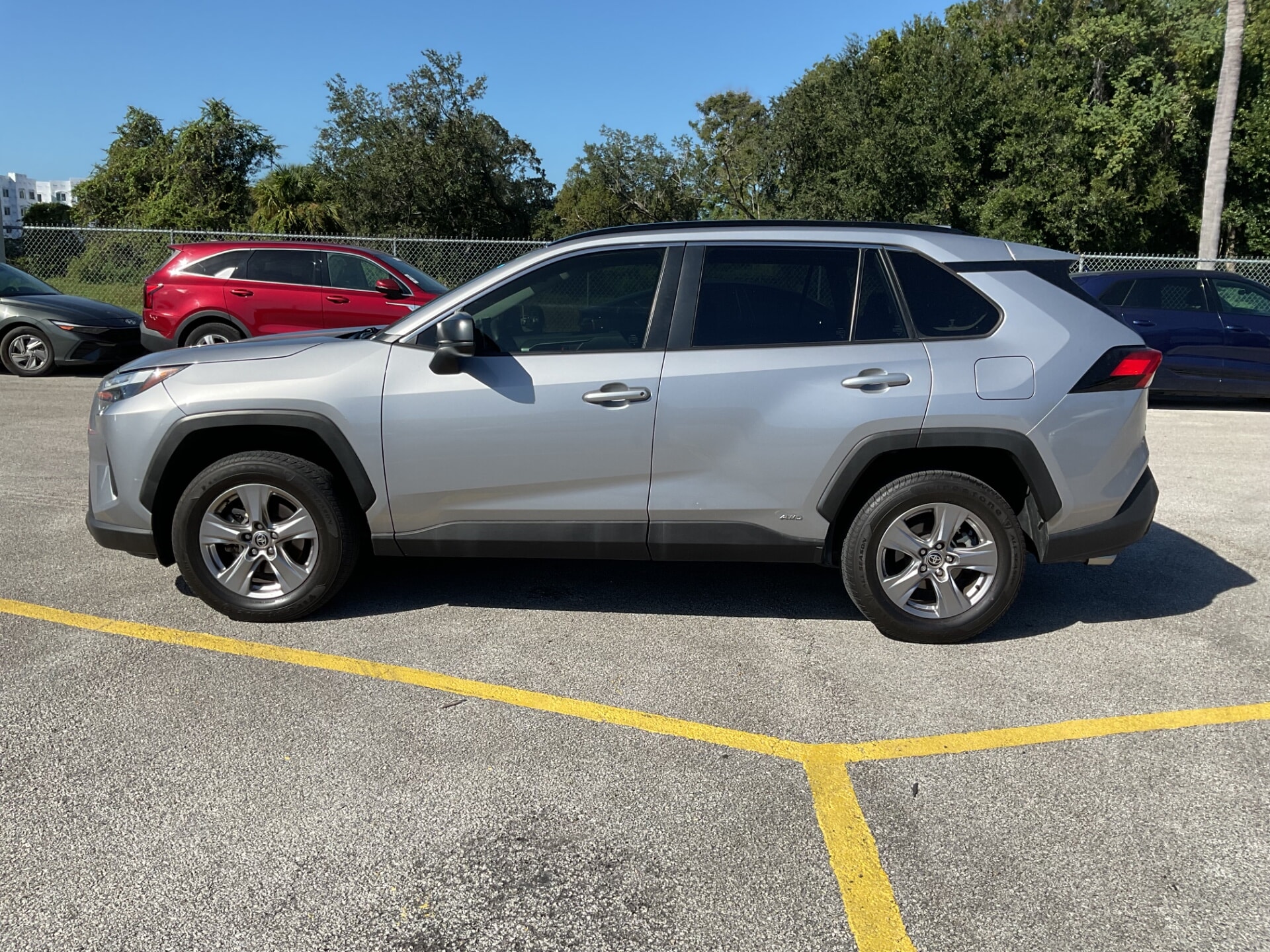 2023 TOYOTA RAV4 HYBRID LE photo 2
