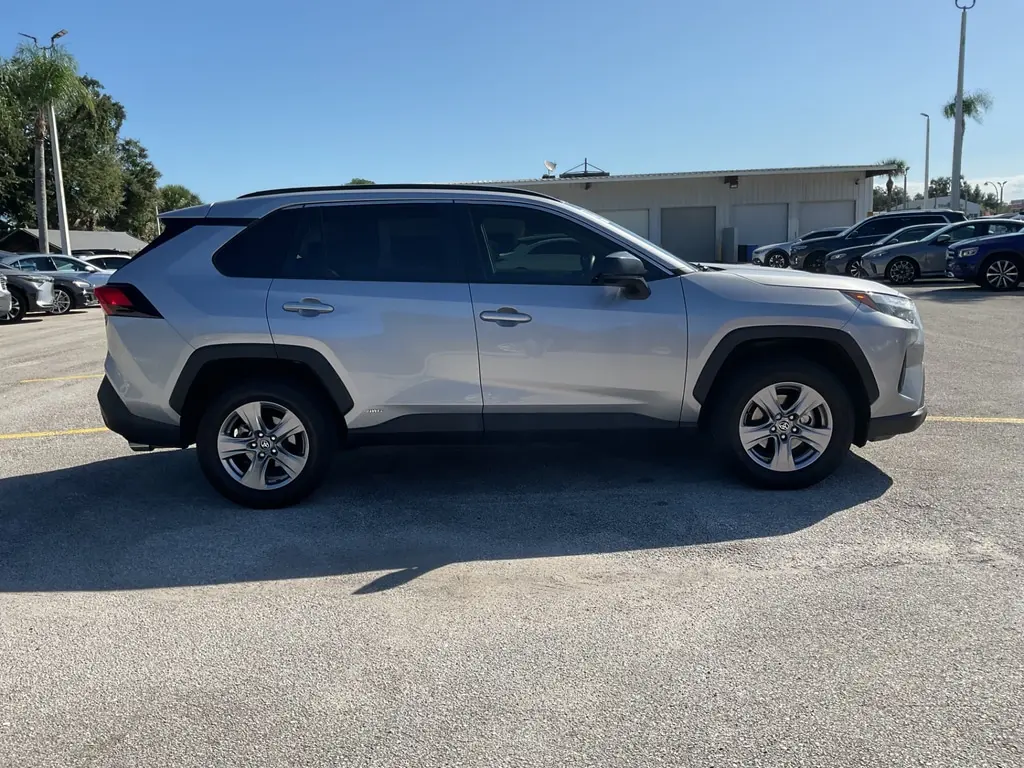 2023 TOYOTA RAV4 HYBRID LE photo 4