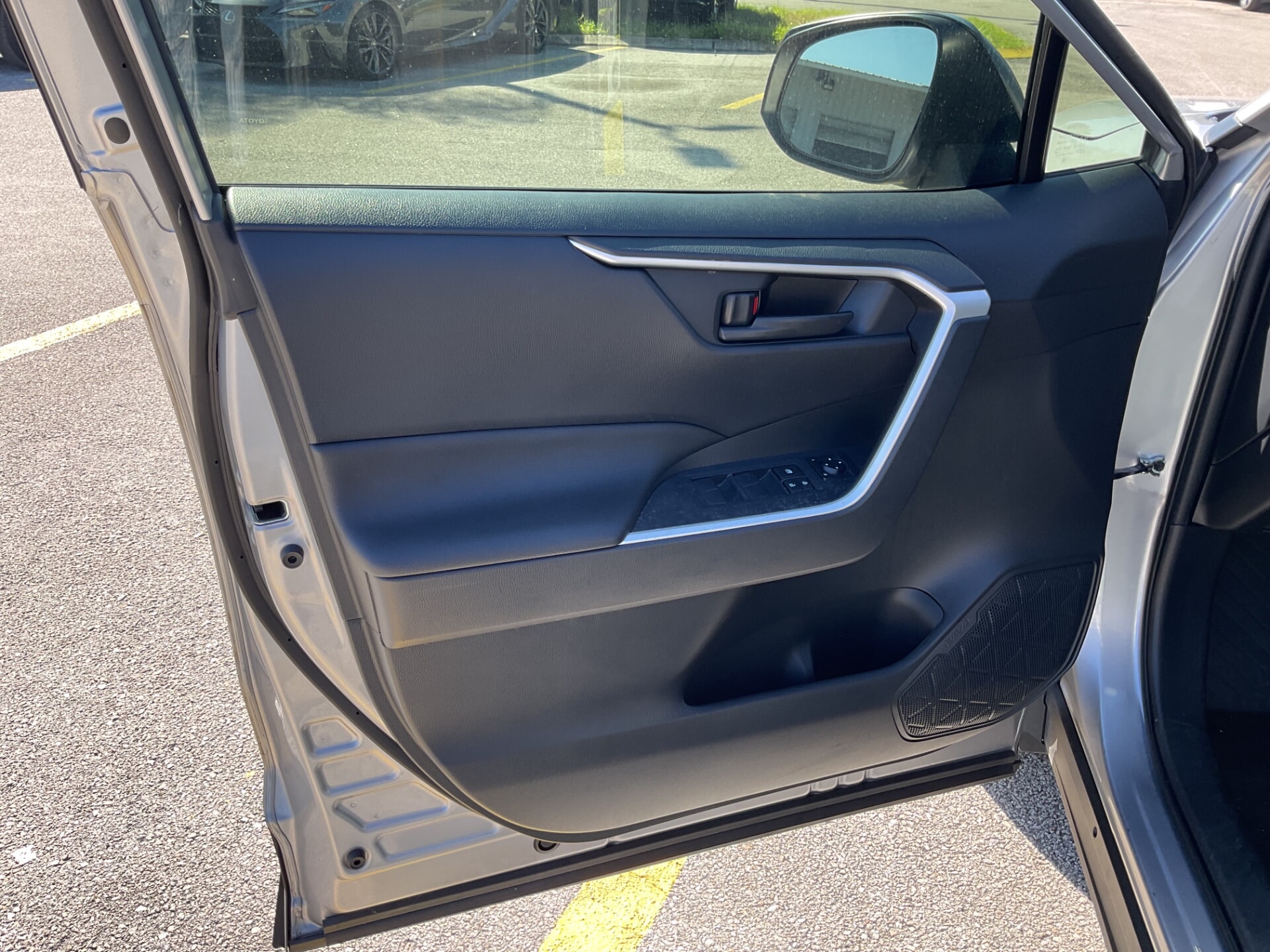 2023 TOYOTA RAV4 HYBRID LE photo 9