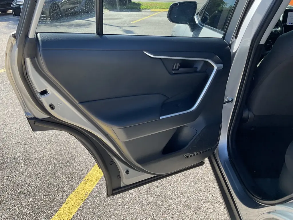 2023 TOYOTA RAV4 HYBRID LE photo 17