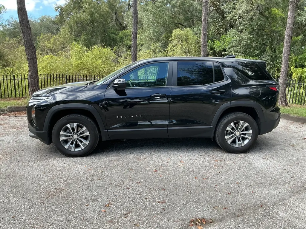 2025 CHEVROLET EQUINOX AWD LT photo 2