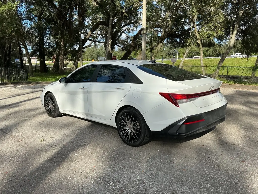 2024 HYUNDAI ELANTRA SEL photo 3