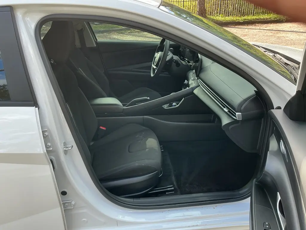 2024 HYUNDAI ELANTRA SEL photo 18