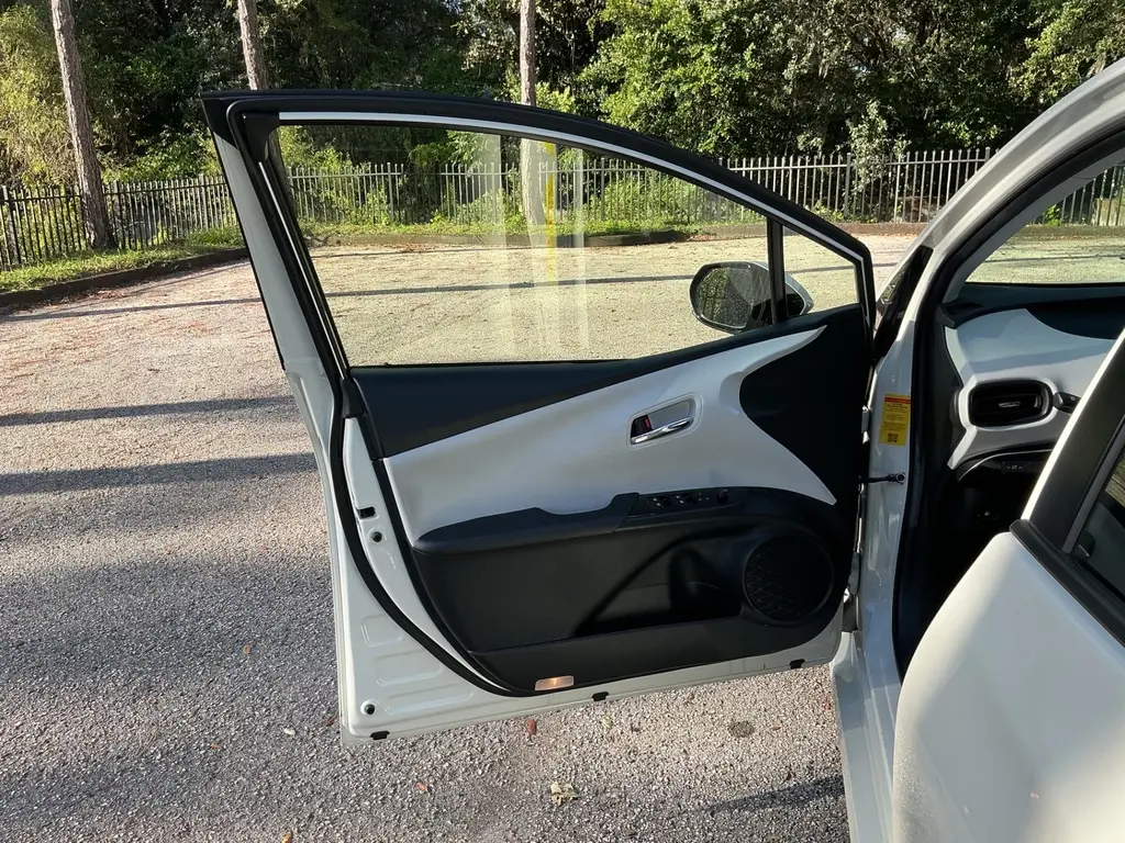 2016 TOYOTA PRIUS FOUR photo 9