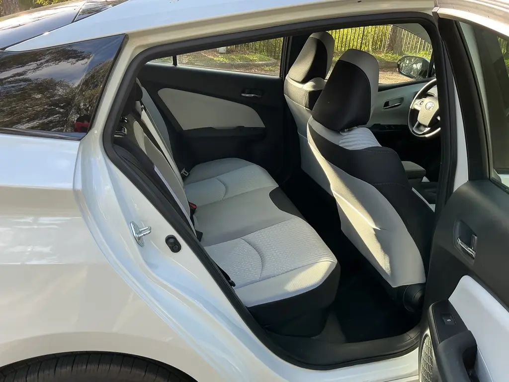 2016 TOYOTA PRIUS FOUR photo 16
