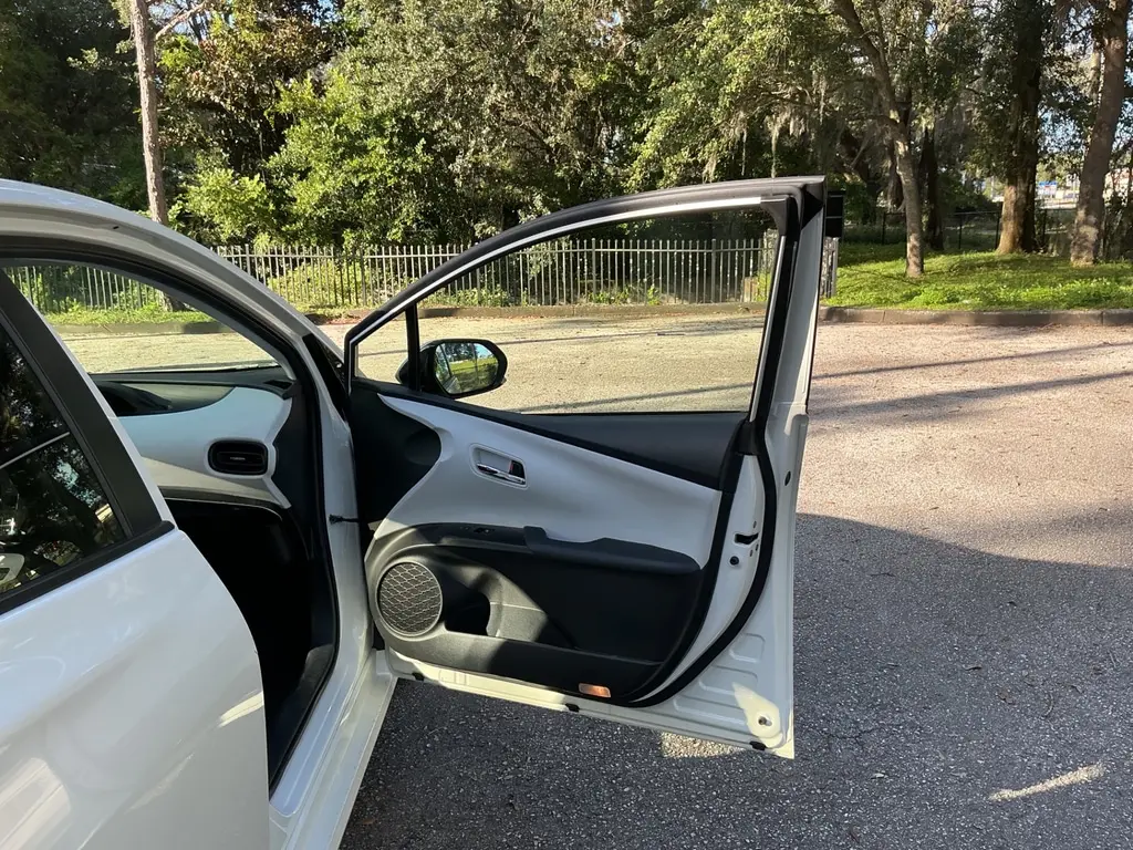 2016 TOYOTA PRIUS FOUR photo 17