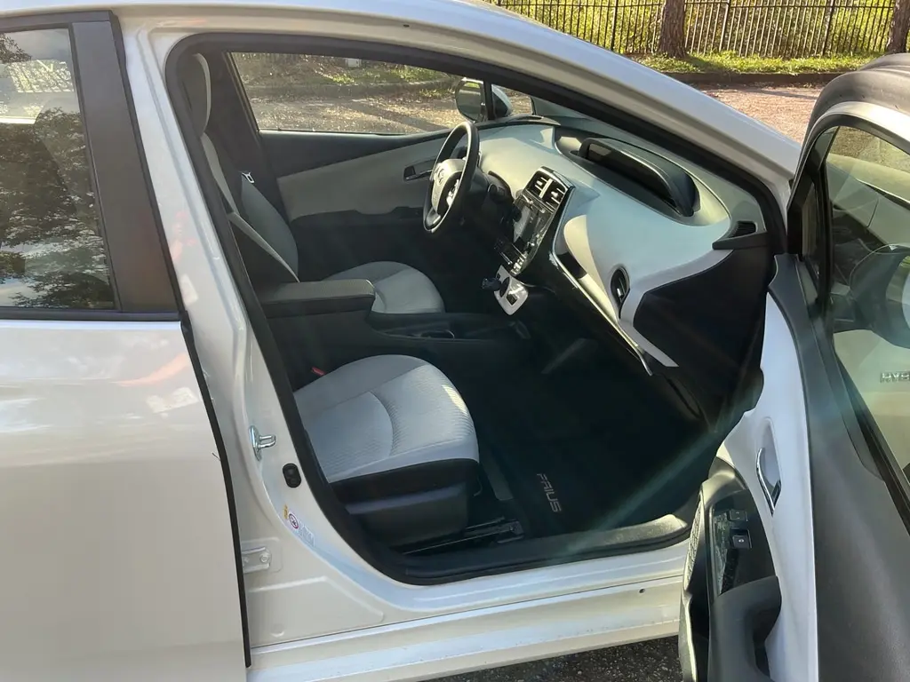 2016 TOYOTA PRIUS FOUR photo 18