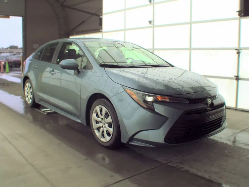 2025 TOYOTA COROLLA LE photo 2