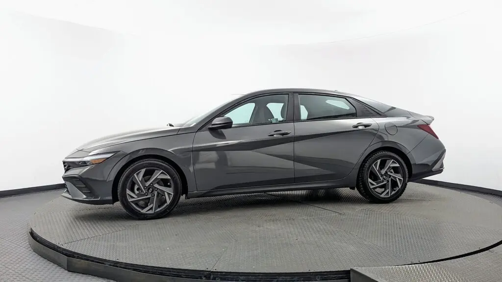 2025 HYUNDAI ELANTRA SEL SPORT photo 2
