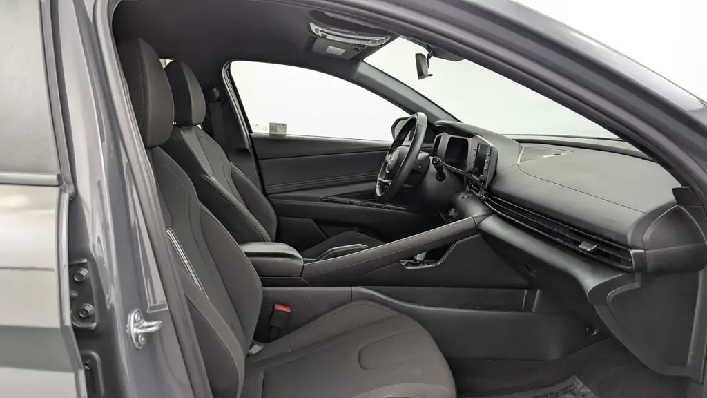 2025 HYUNDAI ELANTRA SEL SPORT photo 21