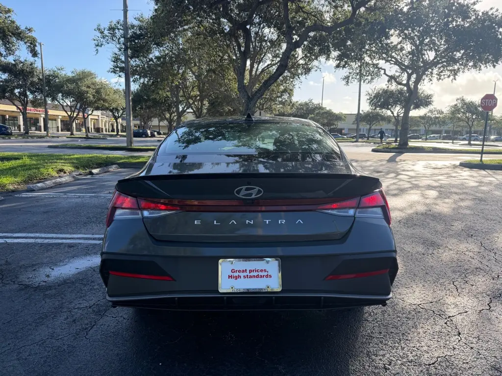 2025 HYUNDAI ELANTRA SEL SPORT photo 3