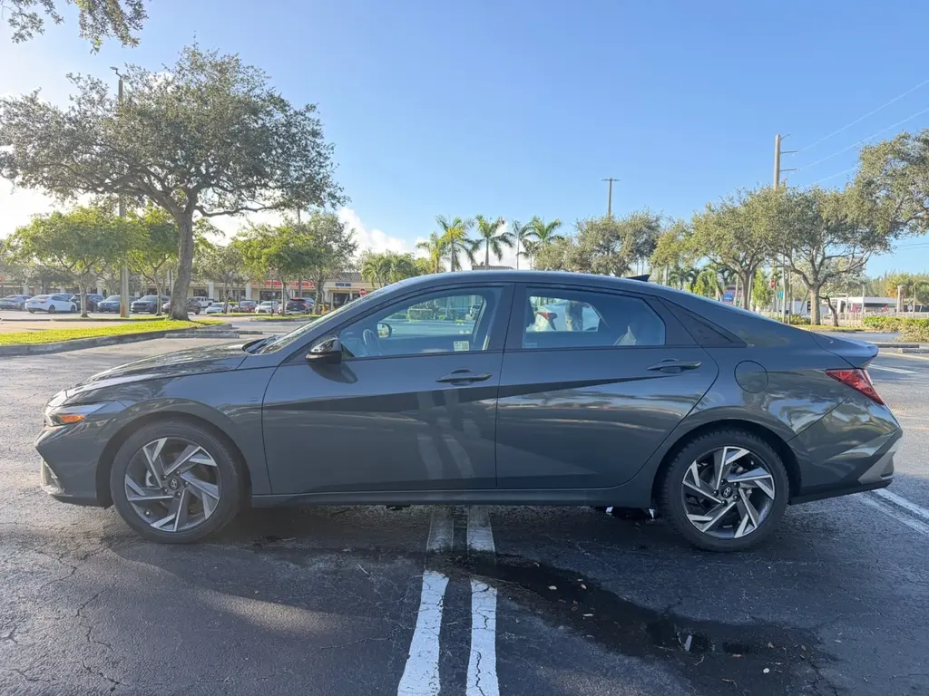 2025 HYUNDAI ELANTRA SEL SPORT photo 4