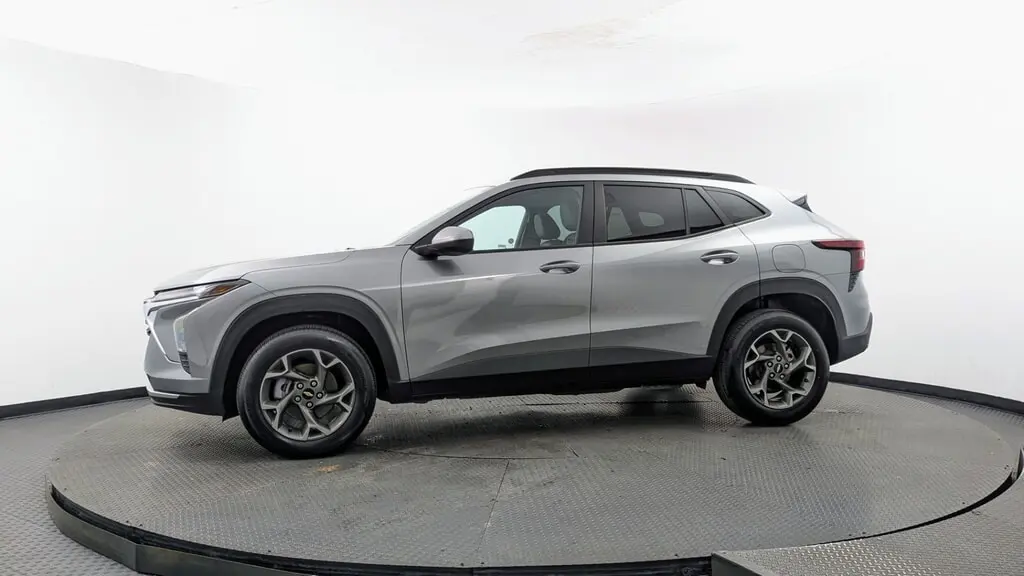 2026 CHEVROLET TRAX LT photo 2