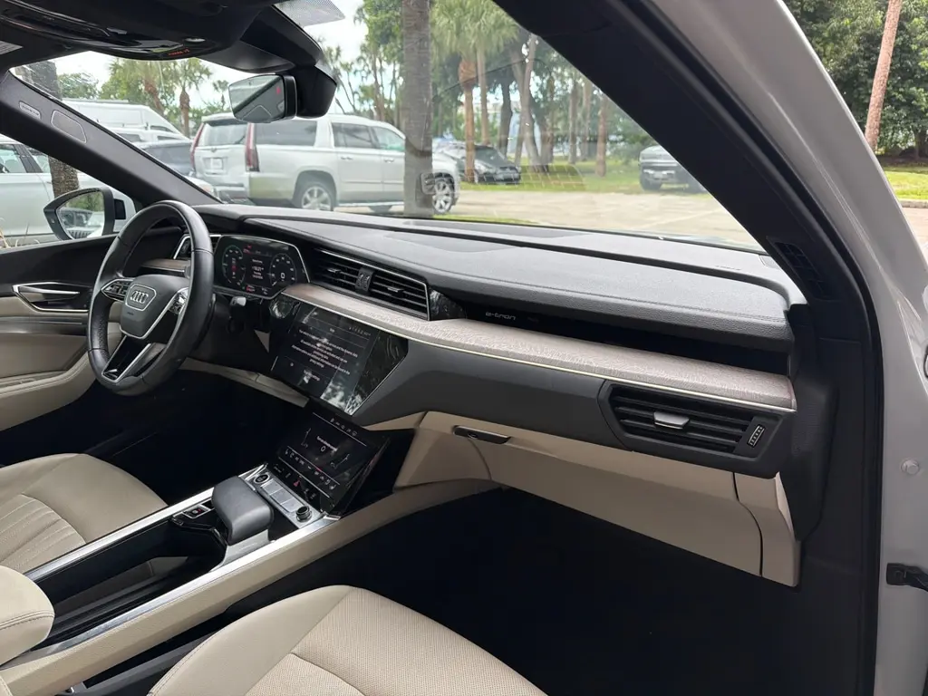2024 AUDI Q8 E-TRON SPORTBACK S LINE PREMIUM PLUS photo 17