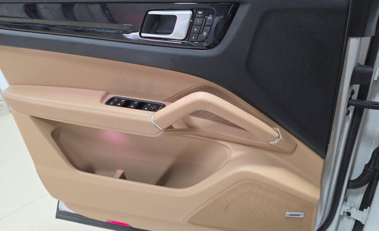 2019 PORSCHE CAYENNE photo 18