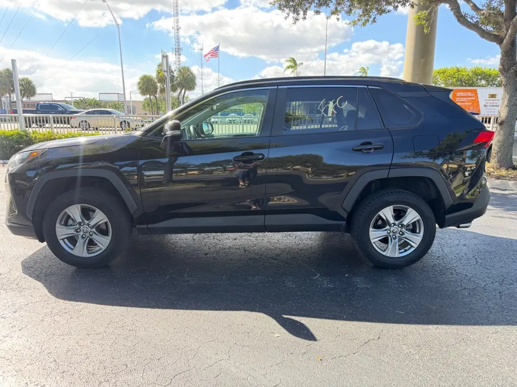 2024 TOYOTA RAV4 XLE photo 2