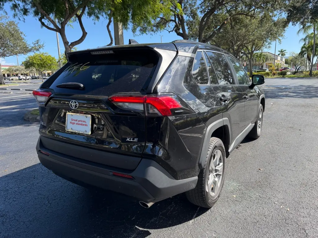2024 TOYOTA RAV4 XLE photo 5