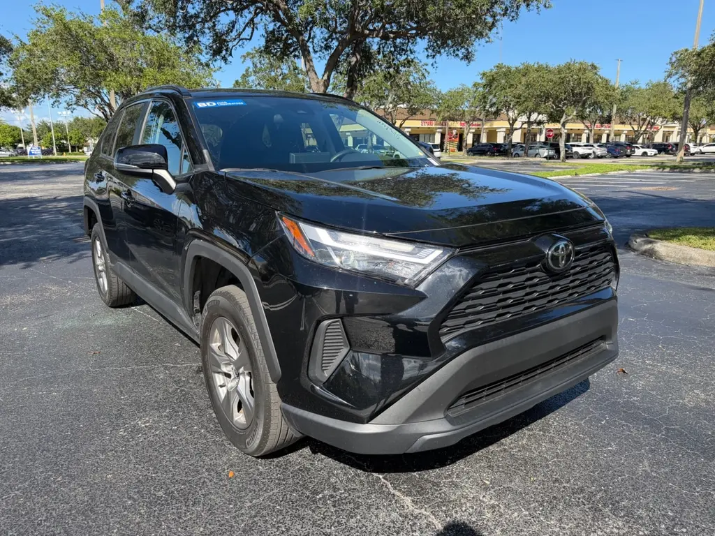 2024 TOYOTA RAV4 XLE photo 7