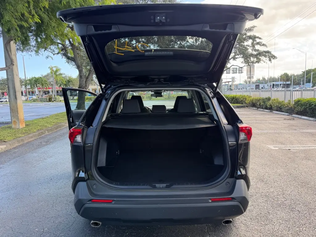 2024 TOYOTA RAV4 XLE photo 14