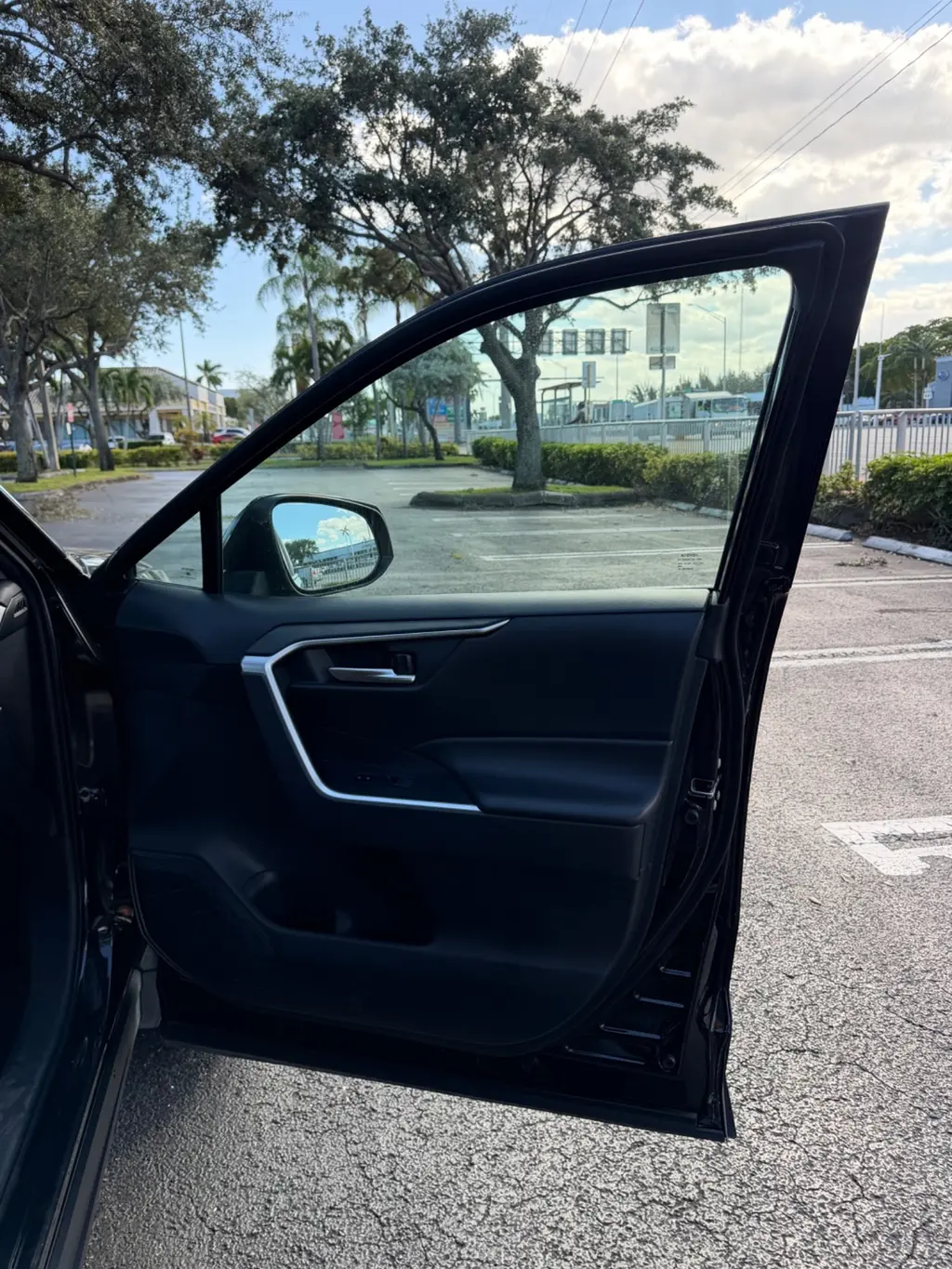 2024 TOYOTA RAV4 XLE photo 18