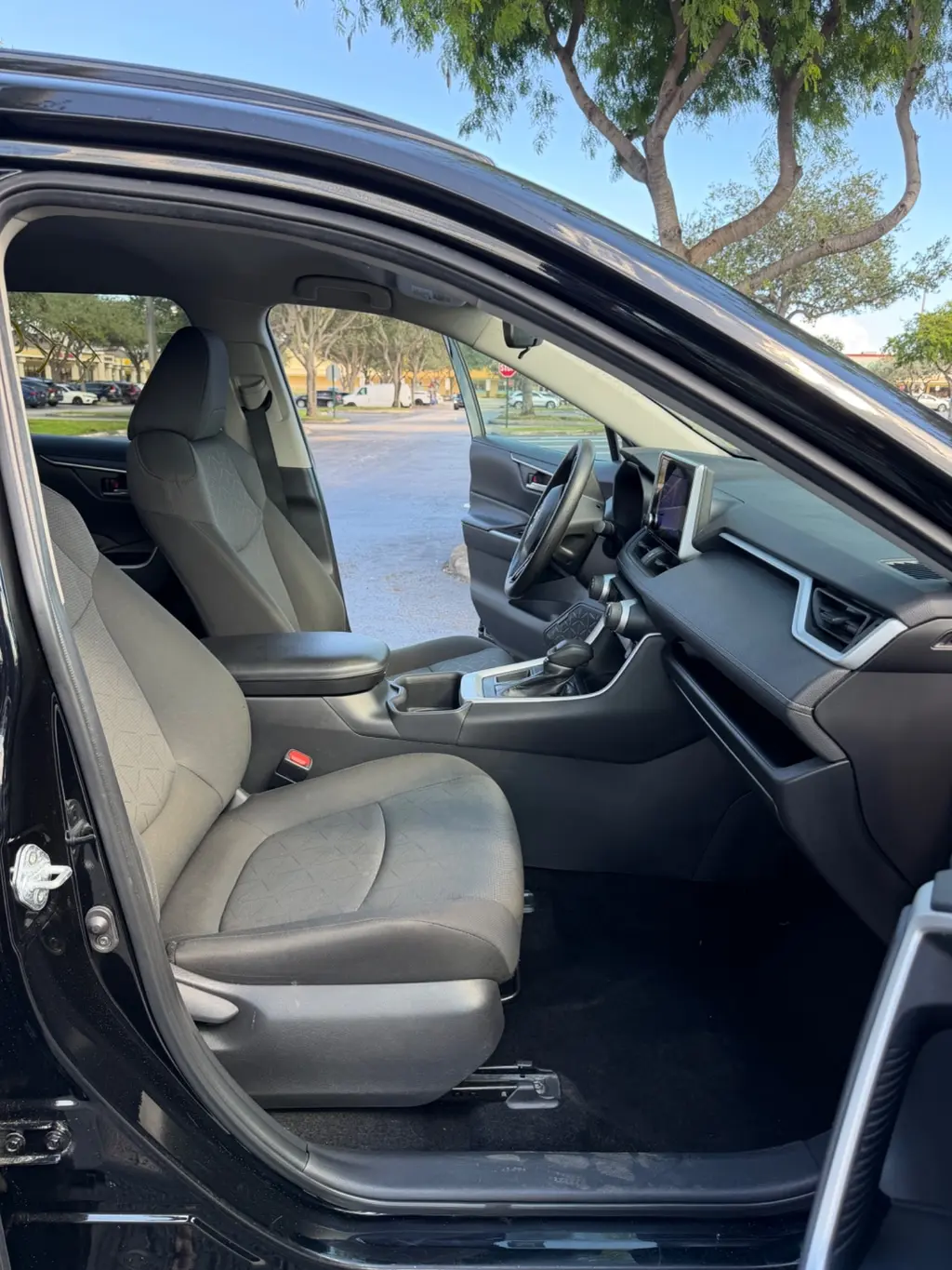 2024 TOYOTA RAV4 XLE photo 19