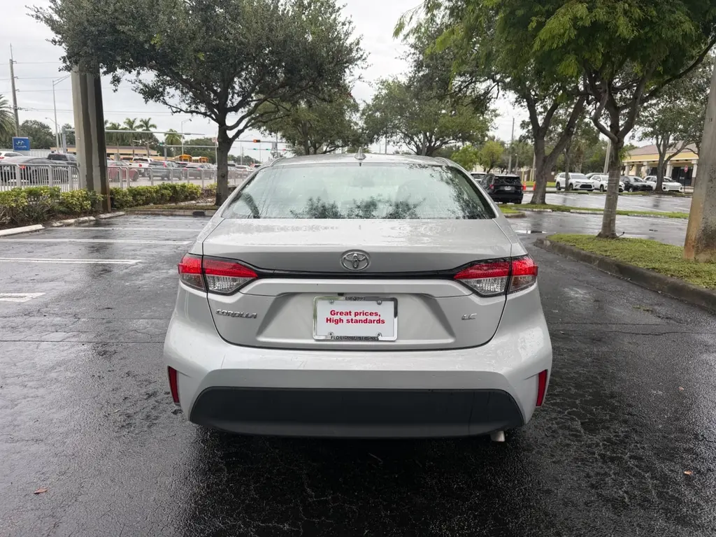 2025 TOYOTA COROLLA LE photo 3