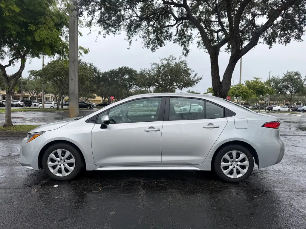 2025 TOYOTA COROLLA LE photo 5