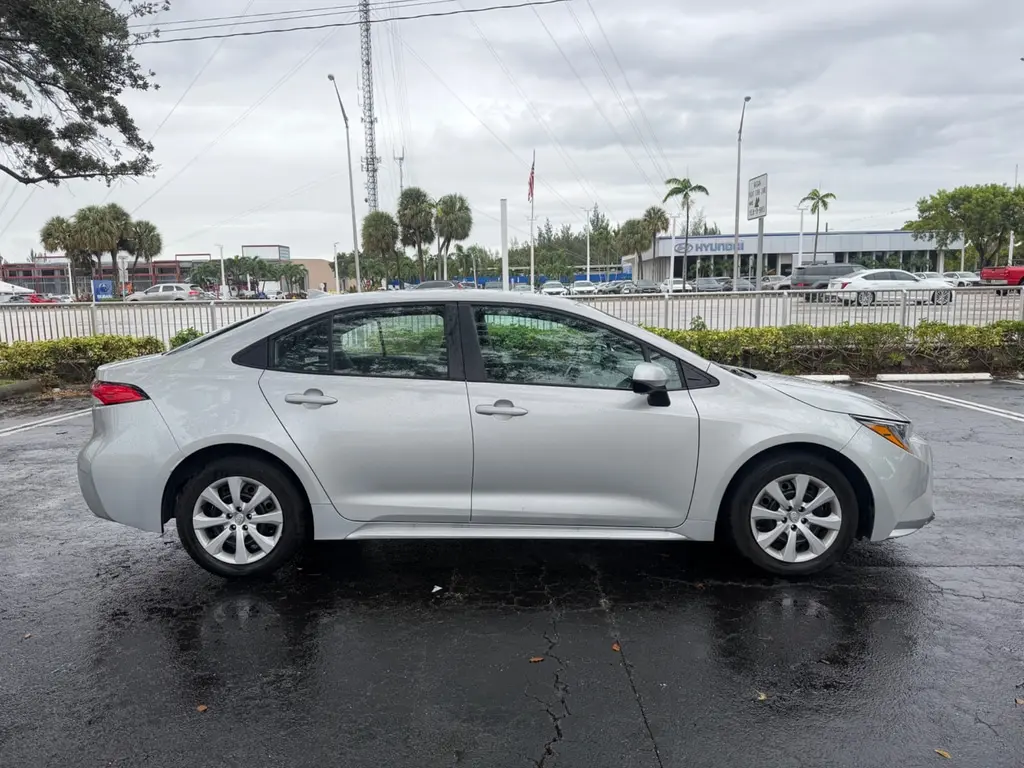 2025 TOYOTA COROLLA LE photo 8