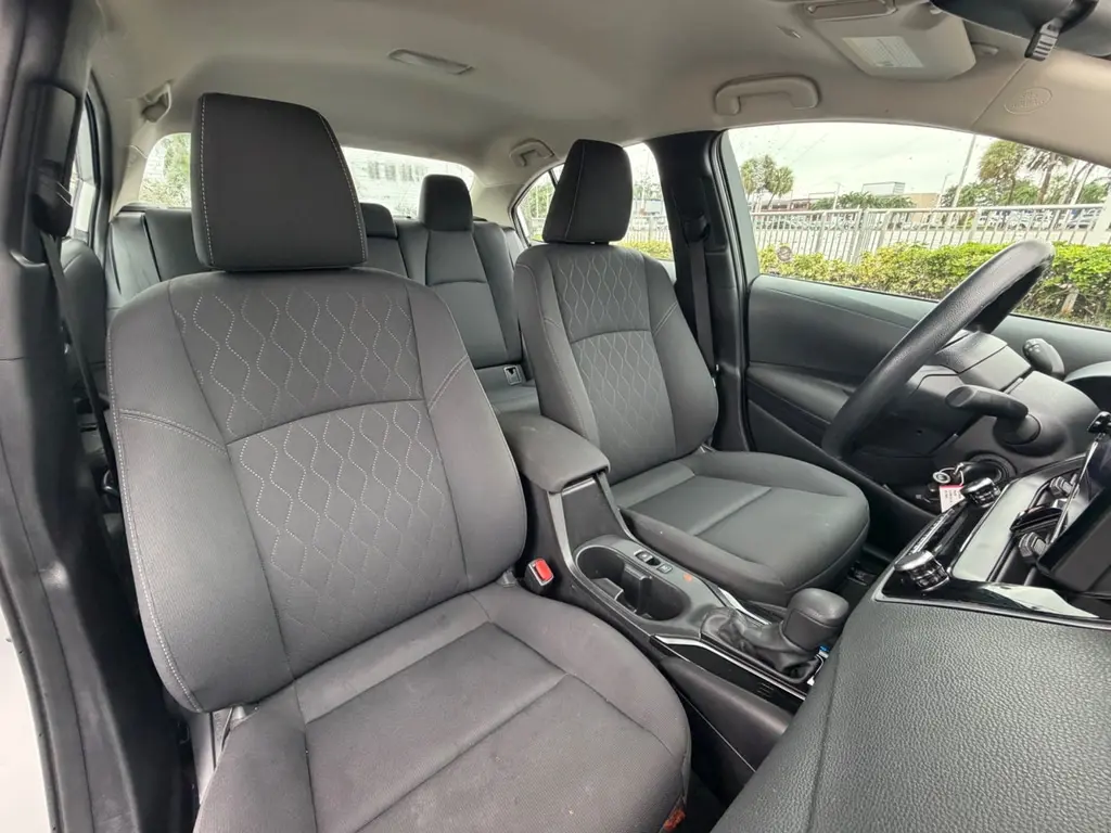 2025 TOYOTA COROLLA LE photo 10