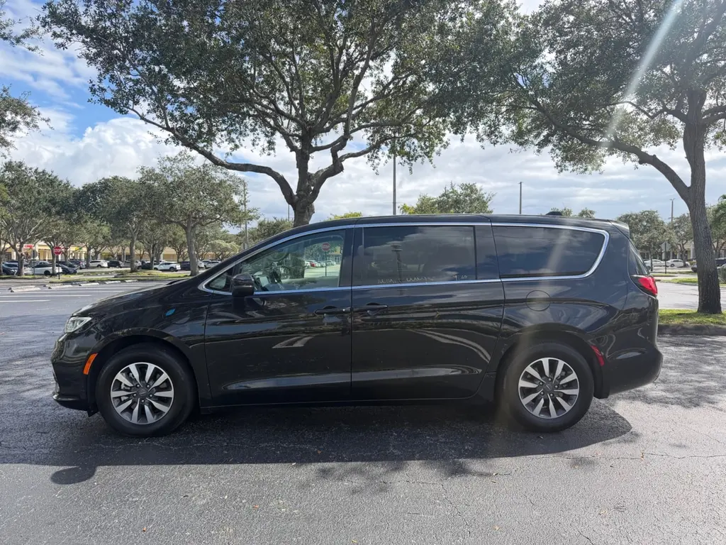 2023 CHRYSLER PACIFICA HYBRID TOURING L photo 5