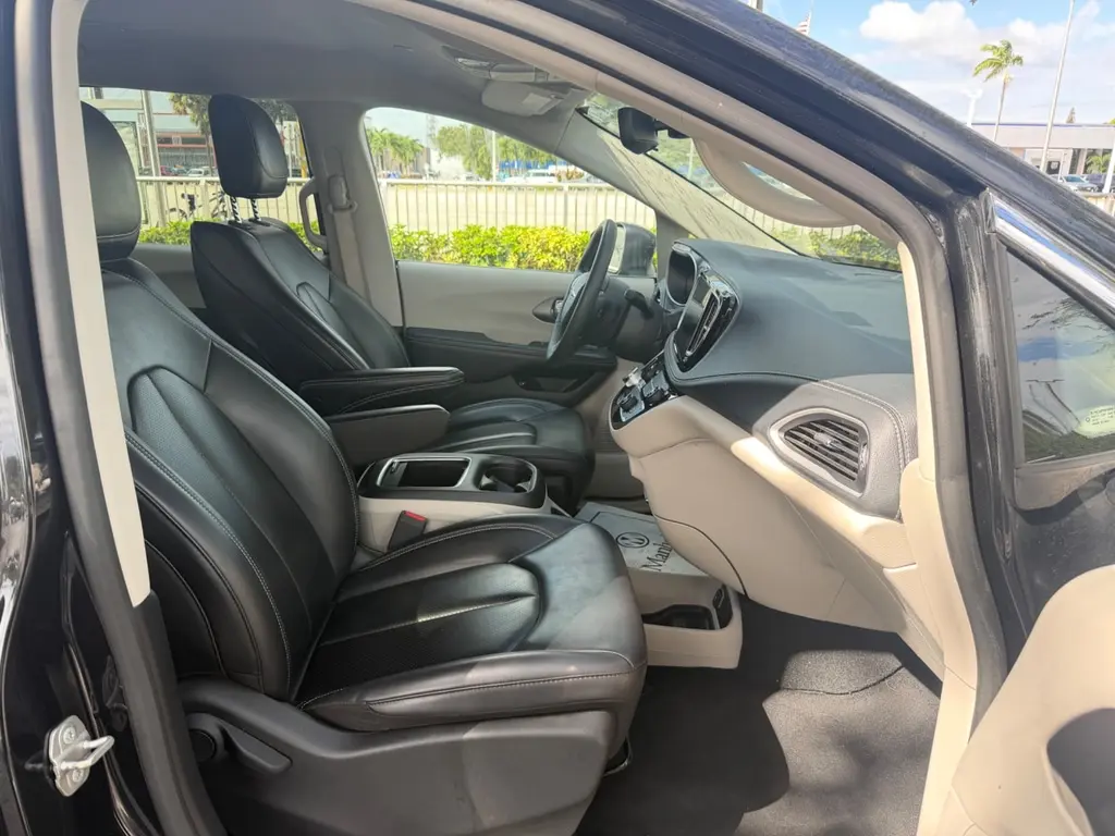 2023 CHRYSLER PACIFICA HYBRID TOURING L photo 7