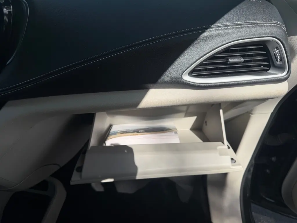 2023 CHRYSLER PACIFICA HYBRID TOURING L photo 11