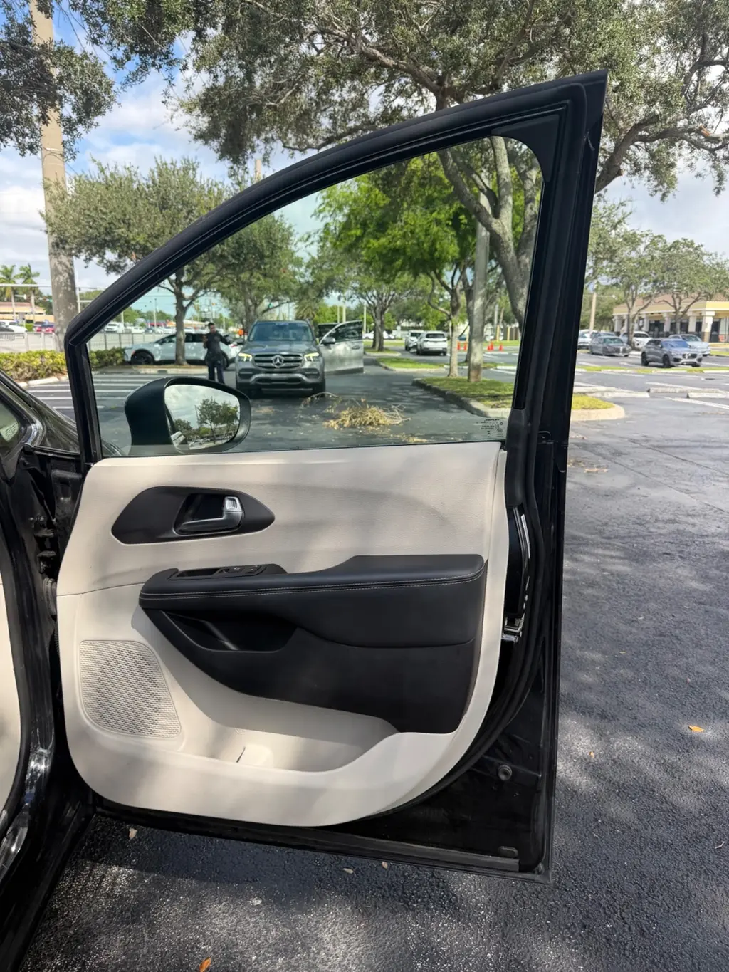 2023 CHRYSLER PACIFICA HYBRID TOURING L photo 12