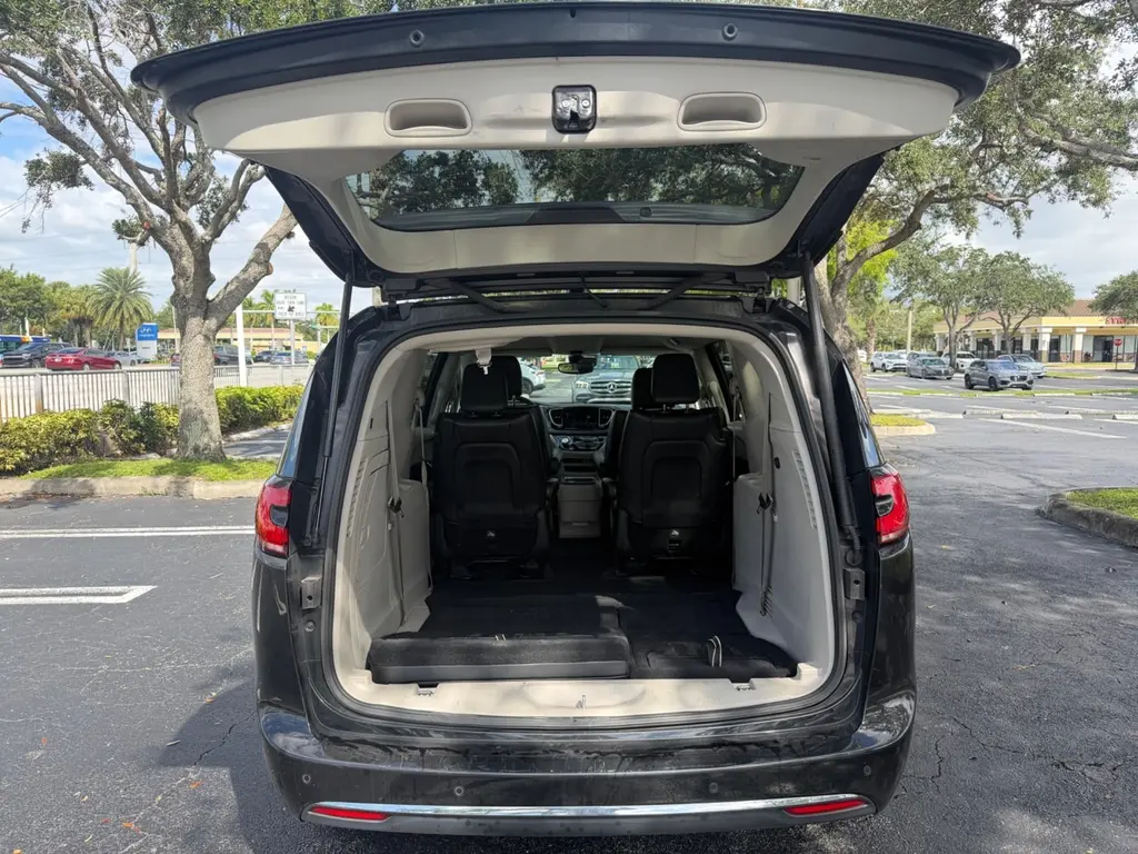 2023 CHRYSLER PACIFICA HYBRID TOURING L photo 16