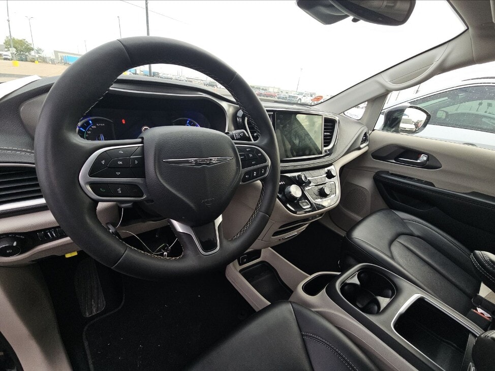 2024 CHRYSLER PACIFICA HYBRID SELECT photo 12
