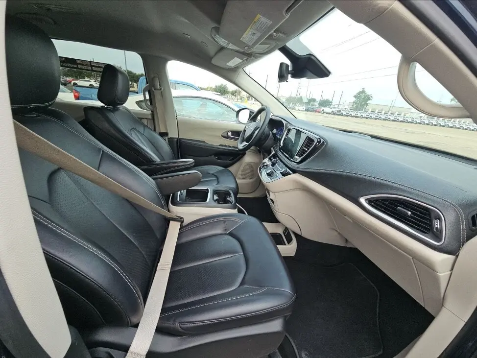 2024 CHRYSLER PACIFICA HYBRID SELECT photo 17