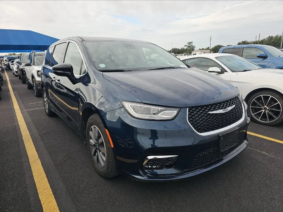 2024 CHRYSLER PACIFICA HYBRID SELECT photo 3