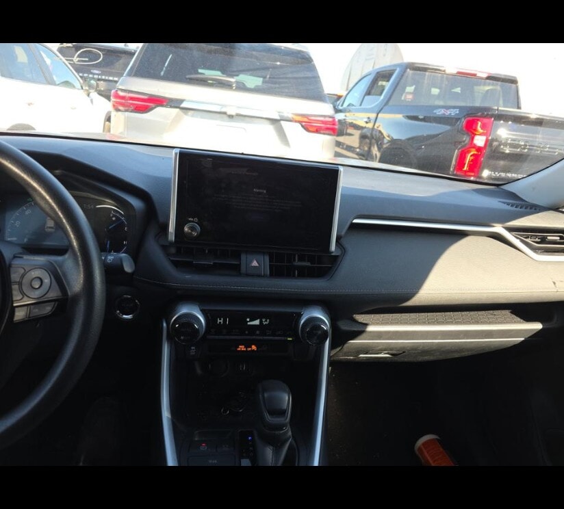2024 TOYOTA RAV4 HYBRID XLE photo 17