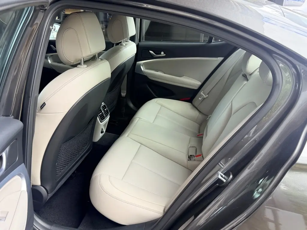 2023 GENESIS G70 2.0T photo 18