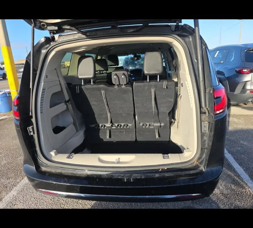 2023 CHRYSLER PACIFICA TOURING L photo 12
