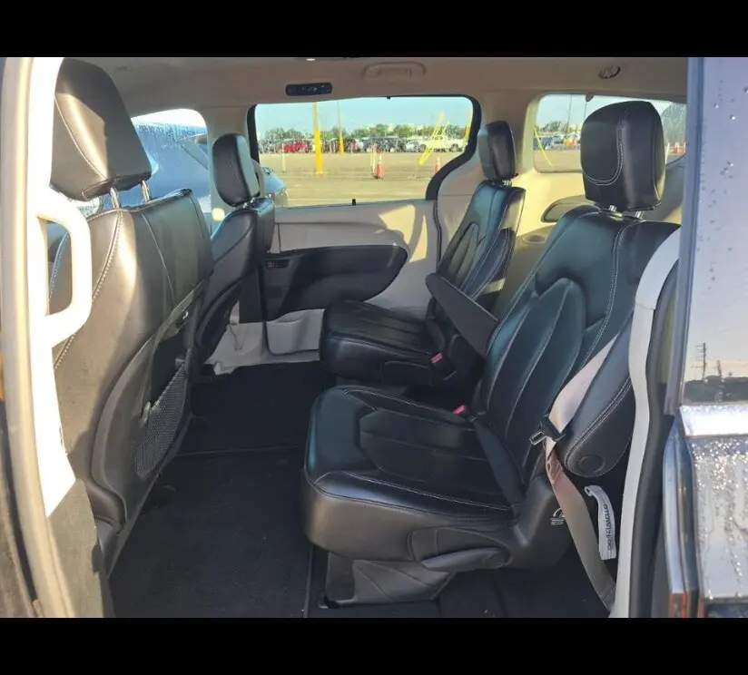 2023 CHRYSLER PACIFICA TOURING L photo 18
