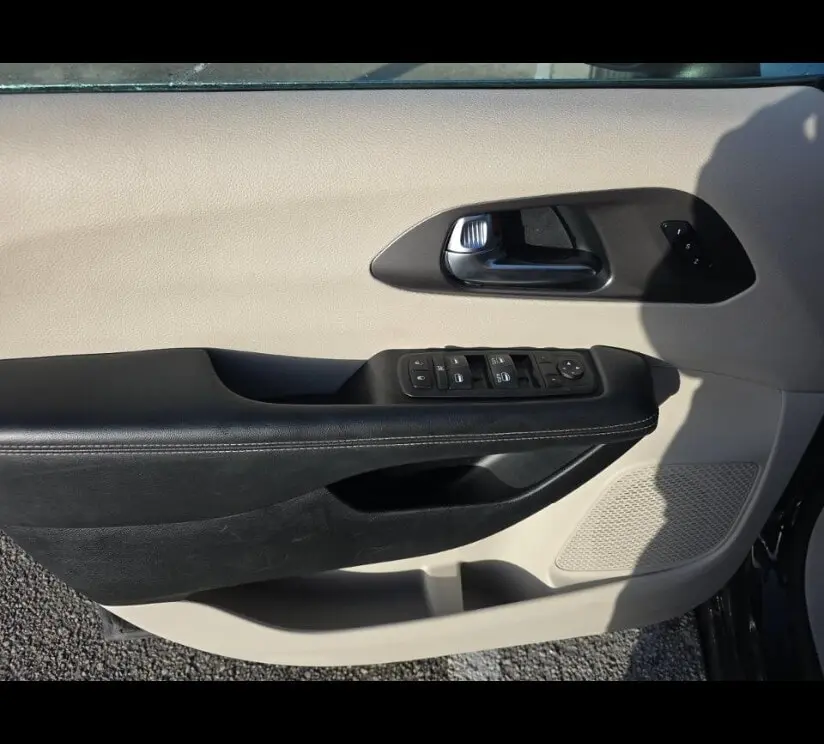 2023 CHRYSLER PACIFICA TOURING L photo 23