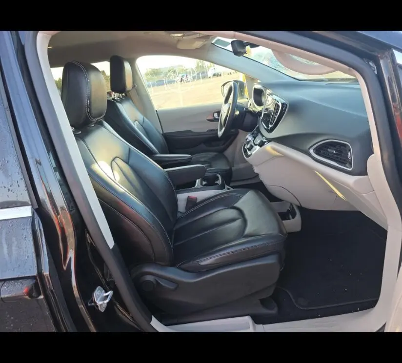 2023 CHRYSLER PACIFICA TOURING L photo 25