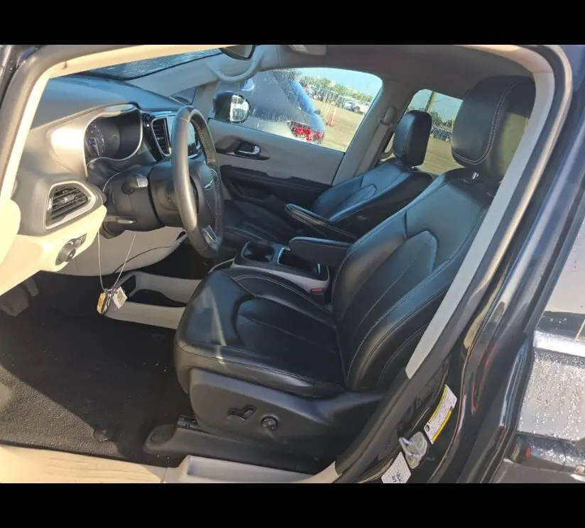 2023 CHRYSLER PACIFICA TOURING L photo 26